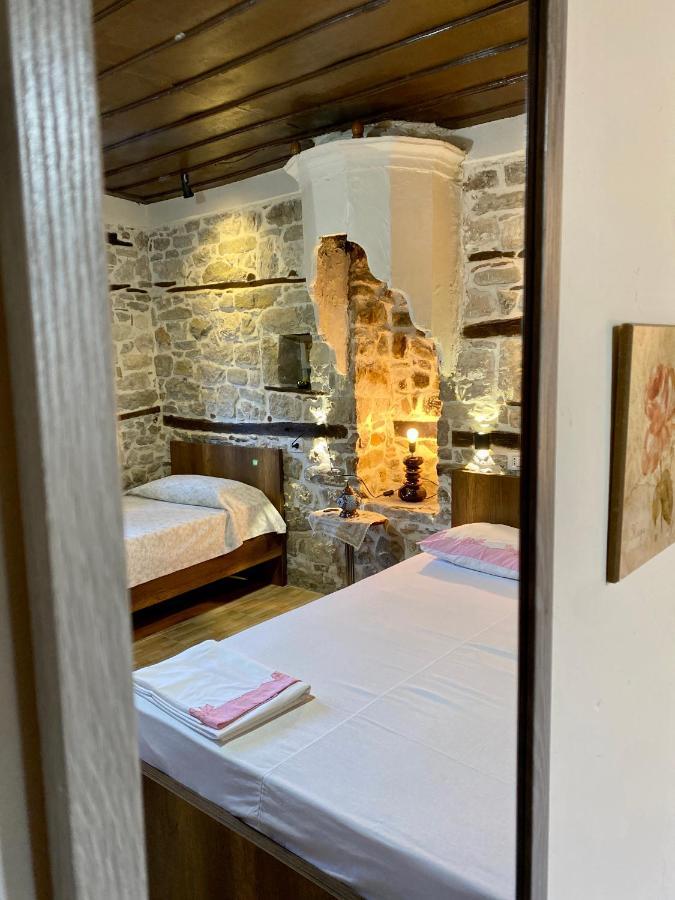 Restaurant & Guest House Semani 培拉特 外观 照片