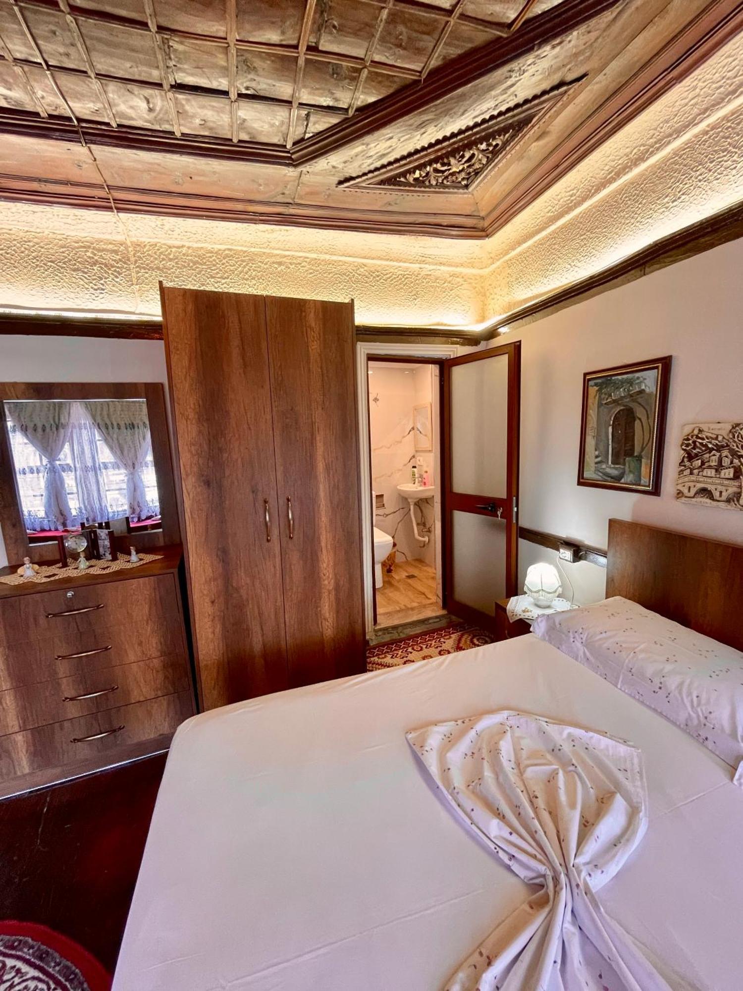 Restaurant & Guest House Semani 培拉特 外观 照片