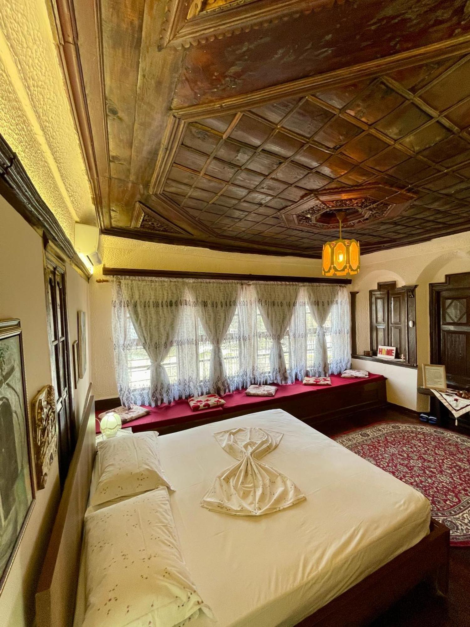Restaurant & Guest House Semani 培拉特 外观 照片