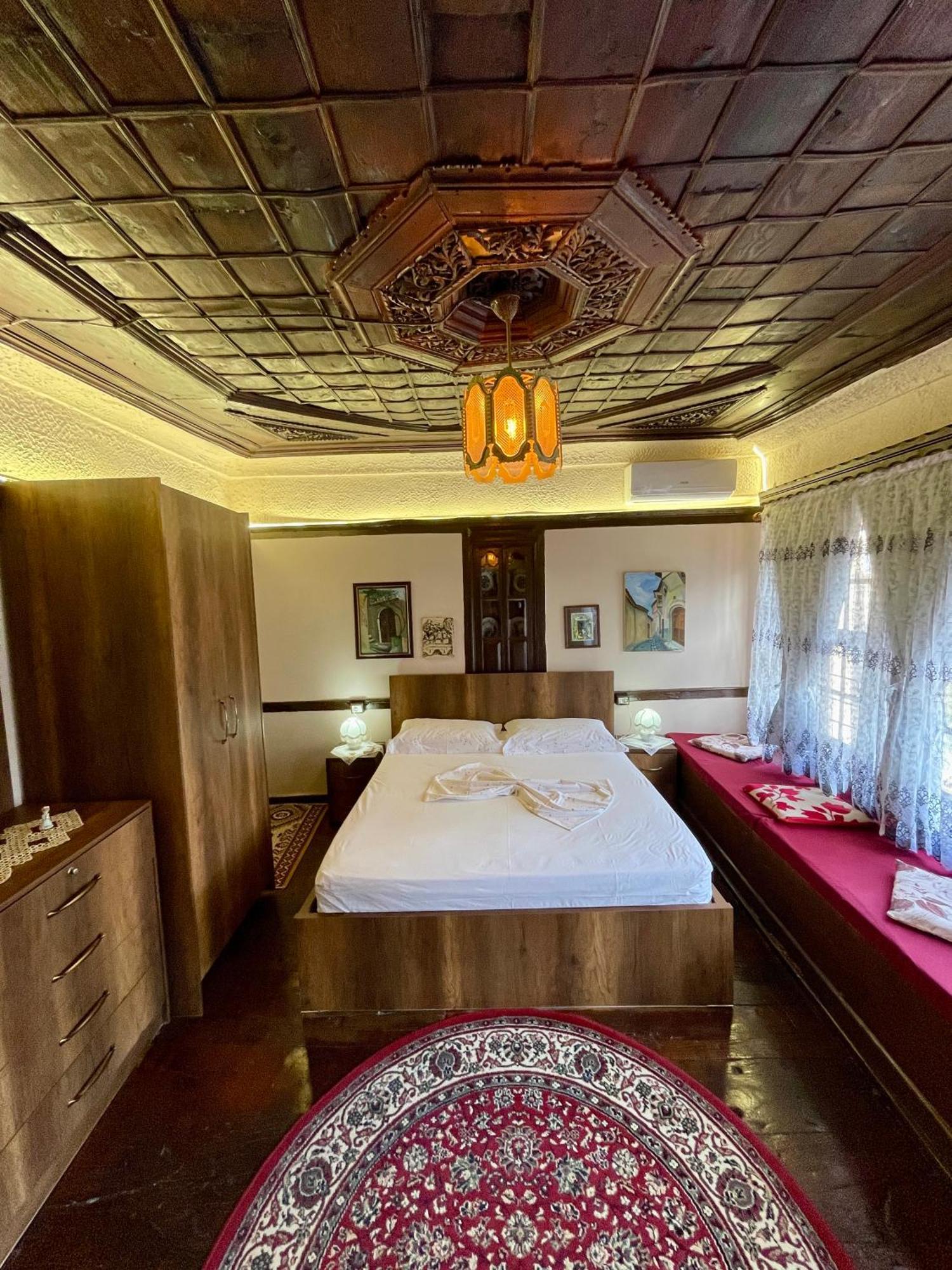 Restaurant & Guest House Semani 培拉特 外观 照片
