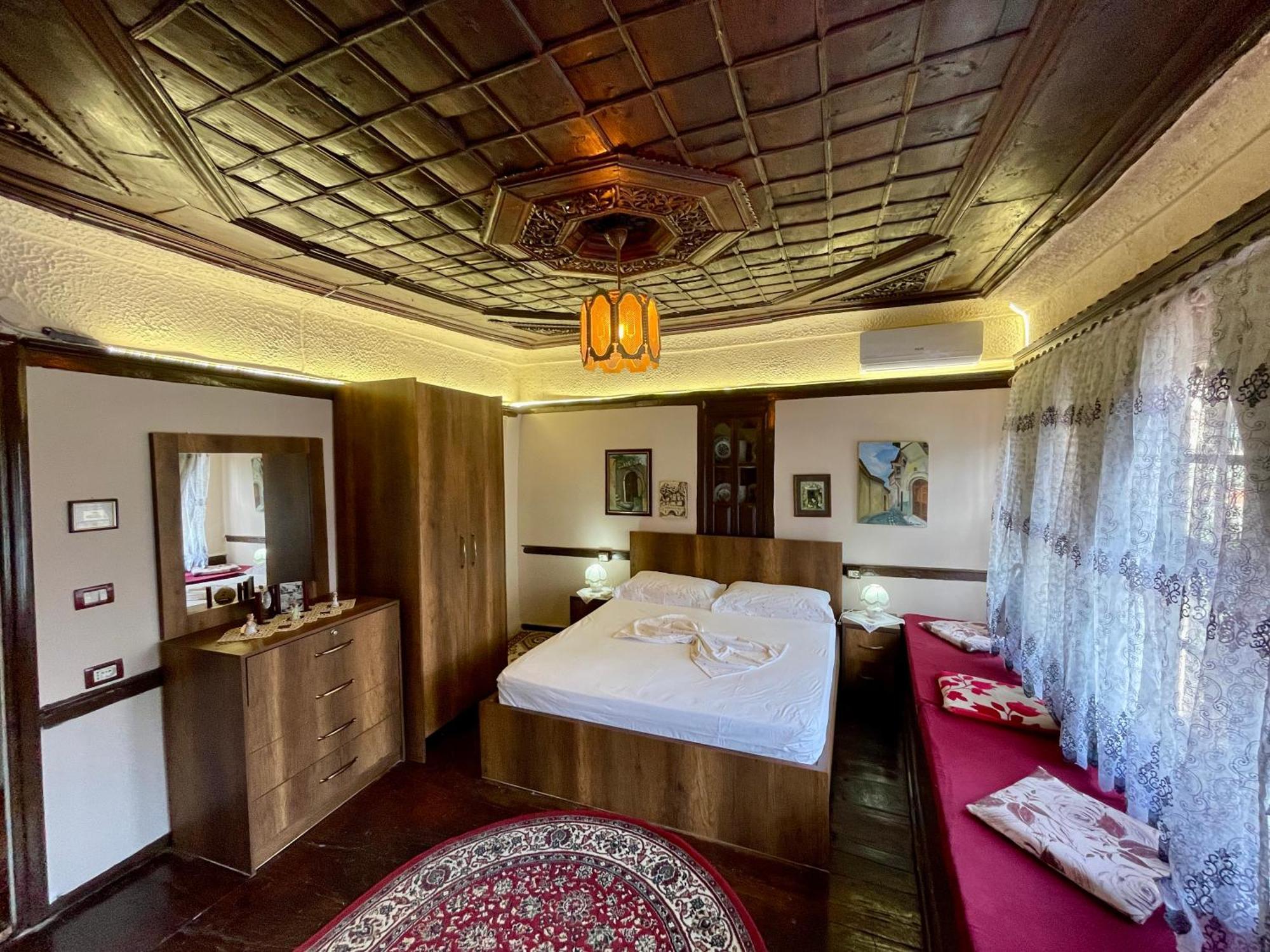 Restaurant & Guest House Semani 培拉特 外观 照片