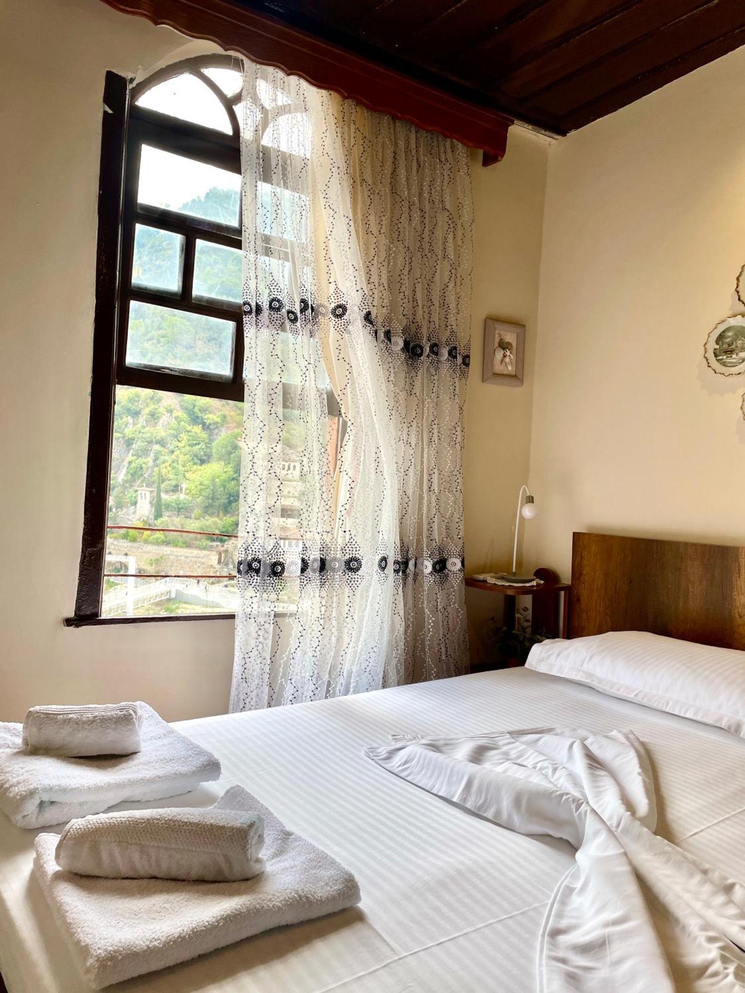Restaurant & Guest House Semani 培拉特 外观 照片