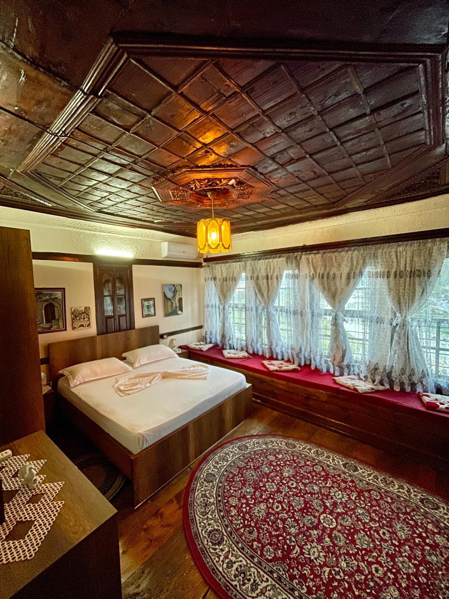 Restaurant & Guest House Semani 培拉特 外观 照片