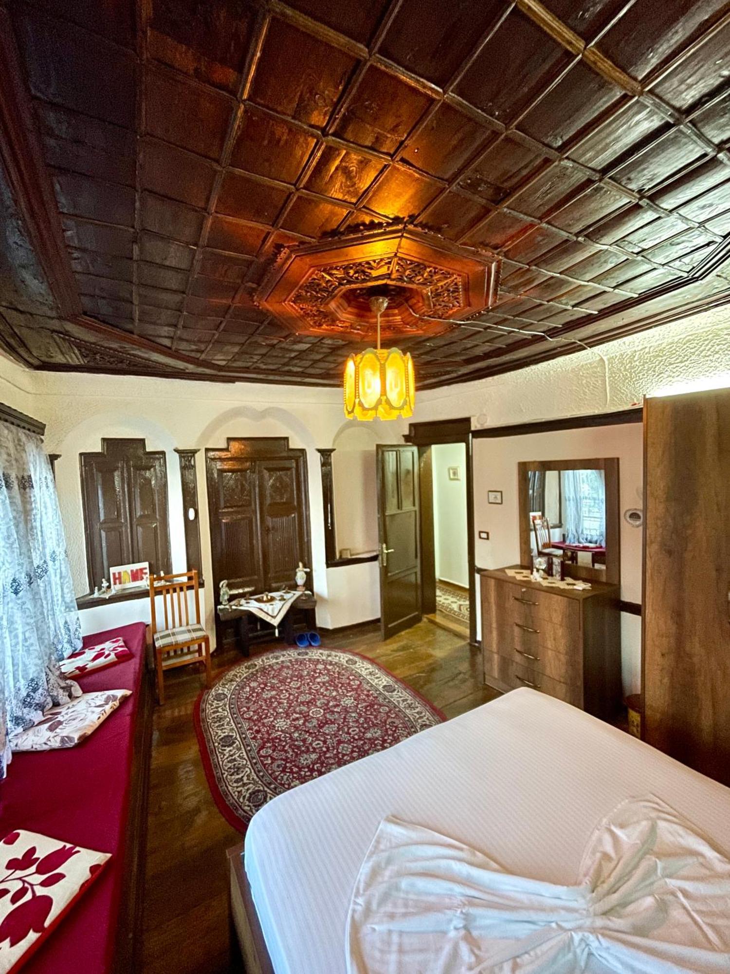 Restaurant & Guest House Semani 培拉特 外观 照片