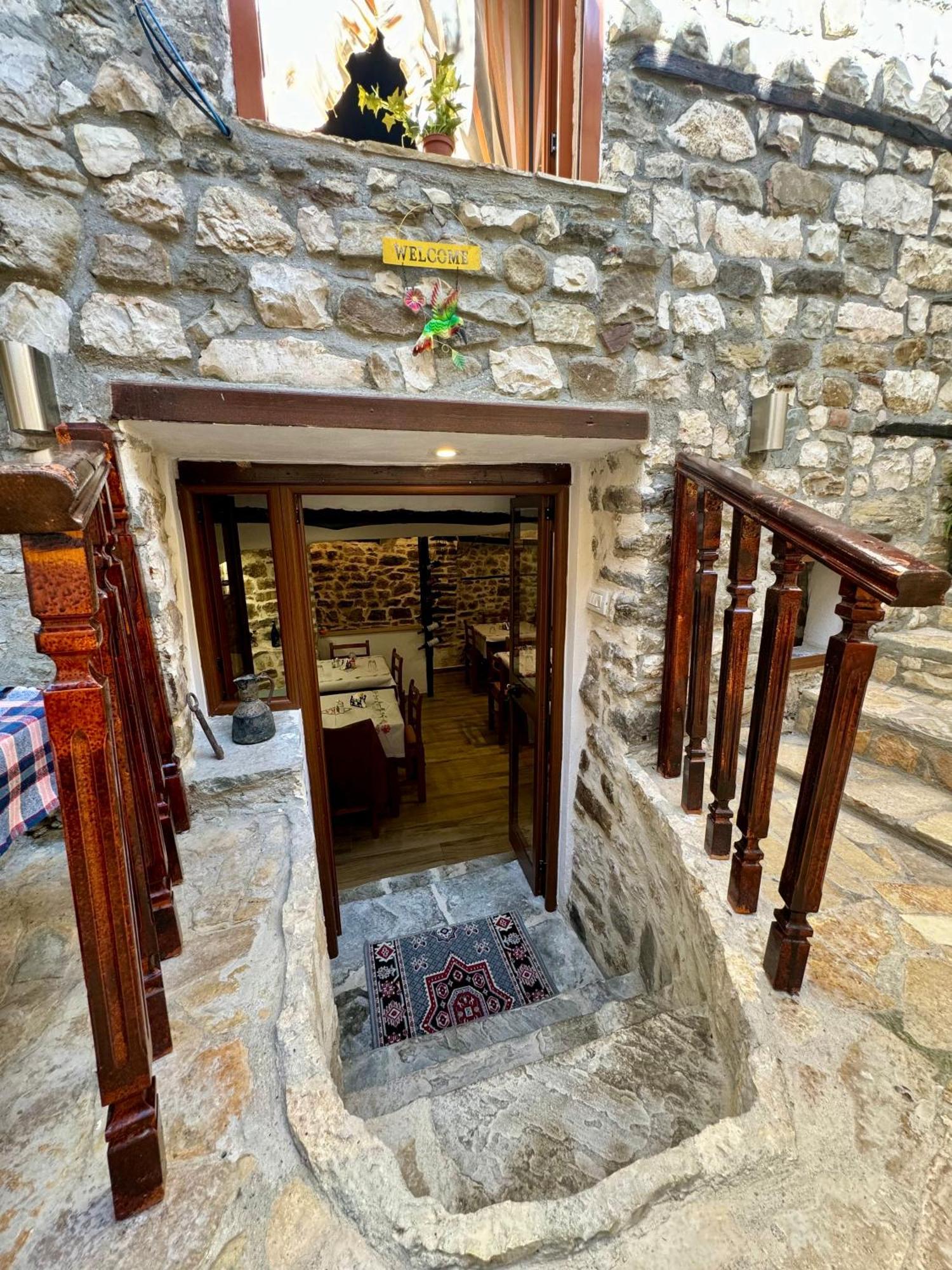 Restaurant & Guest House Semani 培拉特 外观 照片