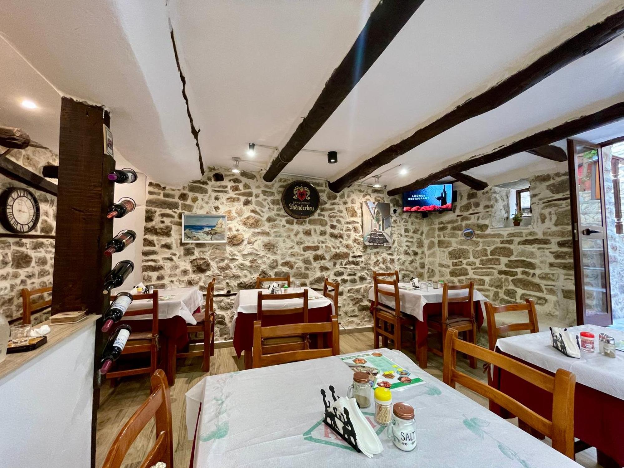 Restaurant & Guest House Semani 培拉特 外观 照片