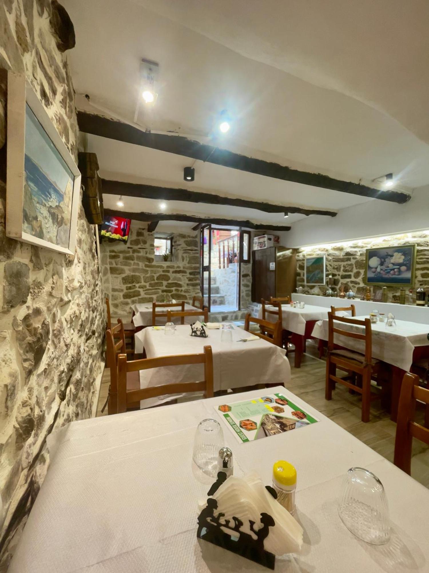 Restaurant & Guest House Semani 培拉特 外观 照片