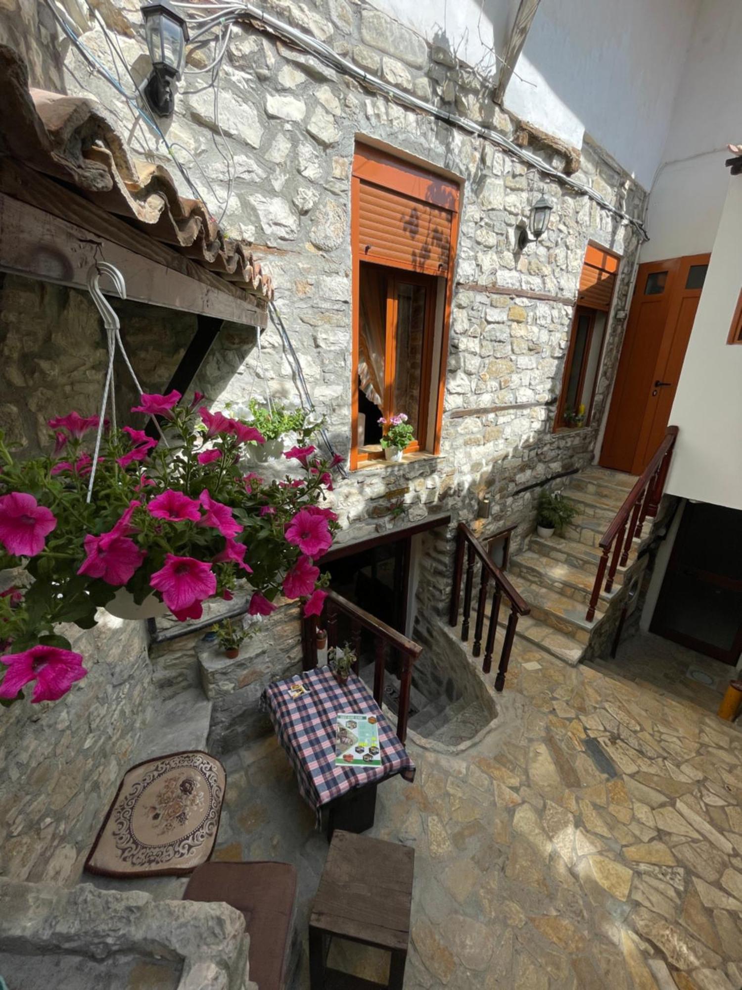 Restaurant & Guest House Semani 培拉特 外观 照片