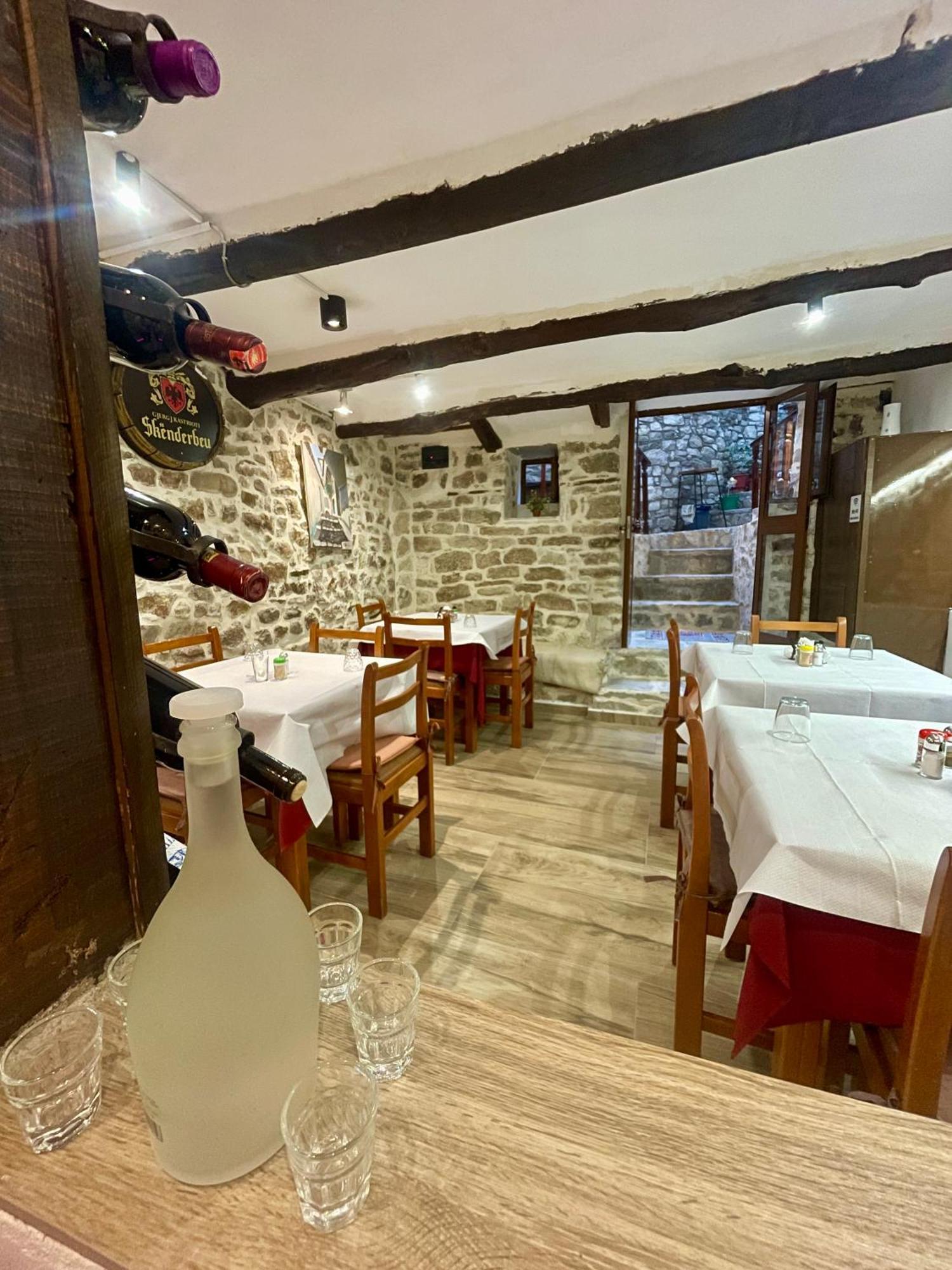 Restaurant & Guest House Semani 培拉特 外观 照片