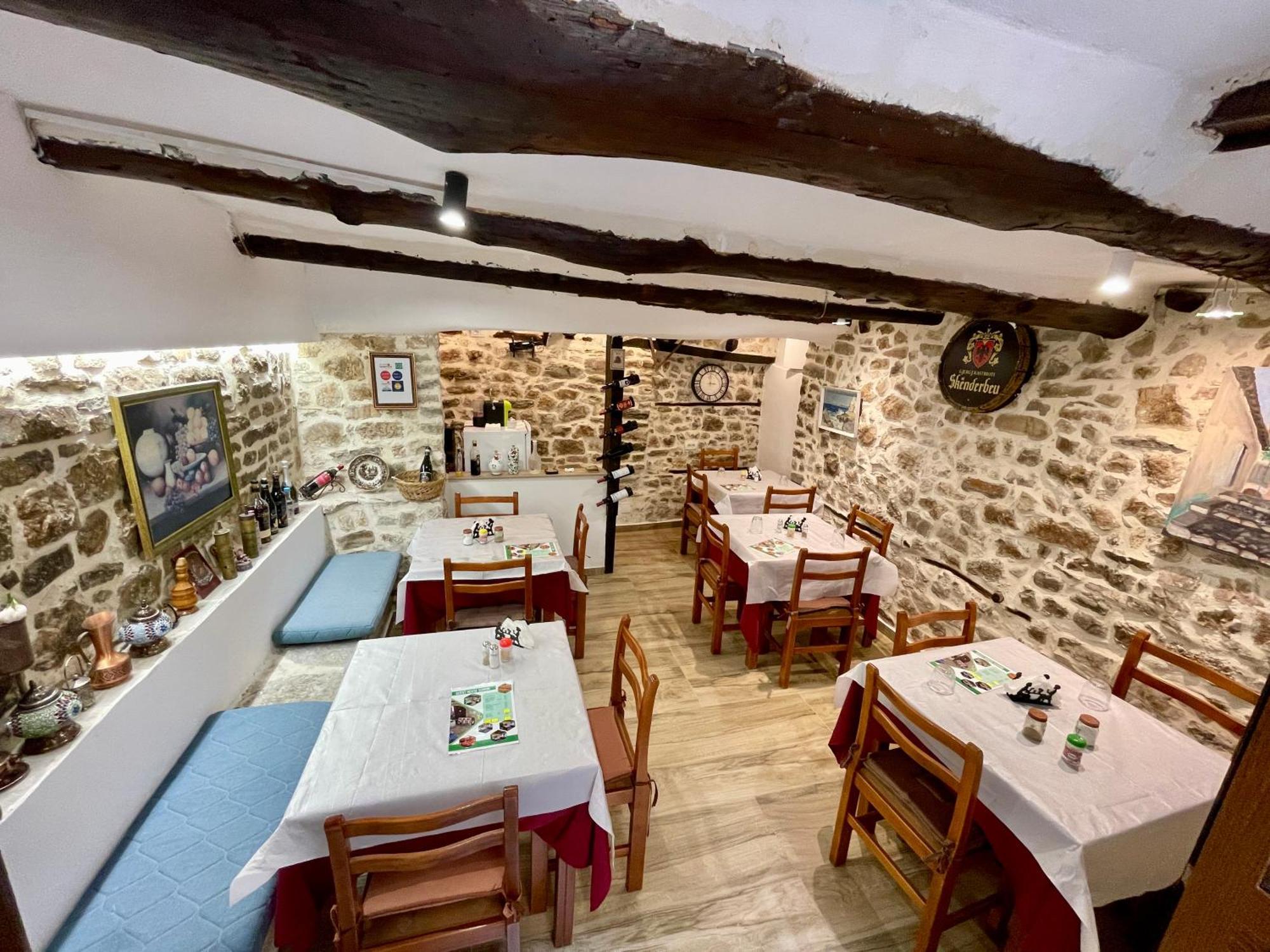 Restaurant & Guest House Semani 培拉特 外观 照片