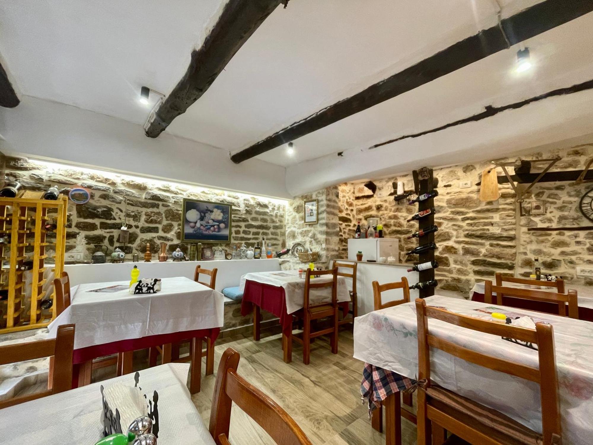 Restaurant & Guest House Semani 培拉特 外观 照片