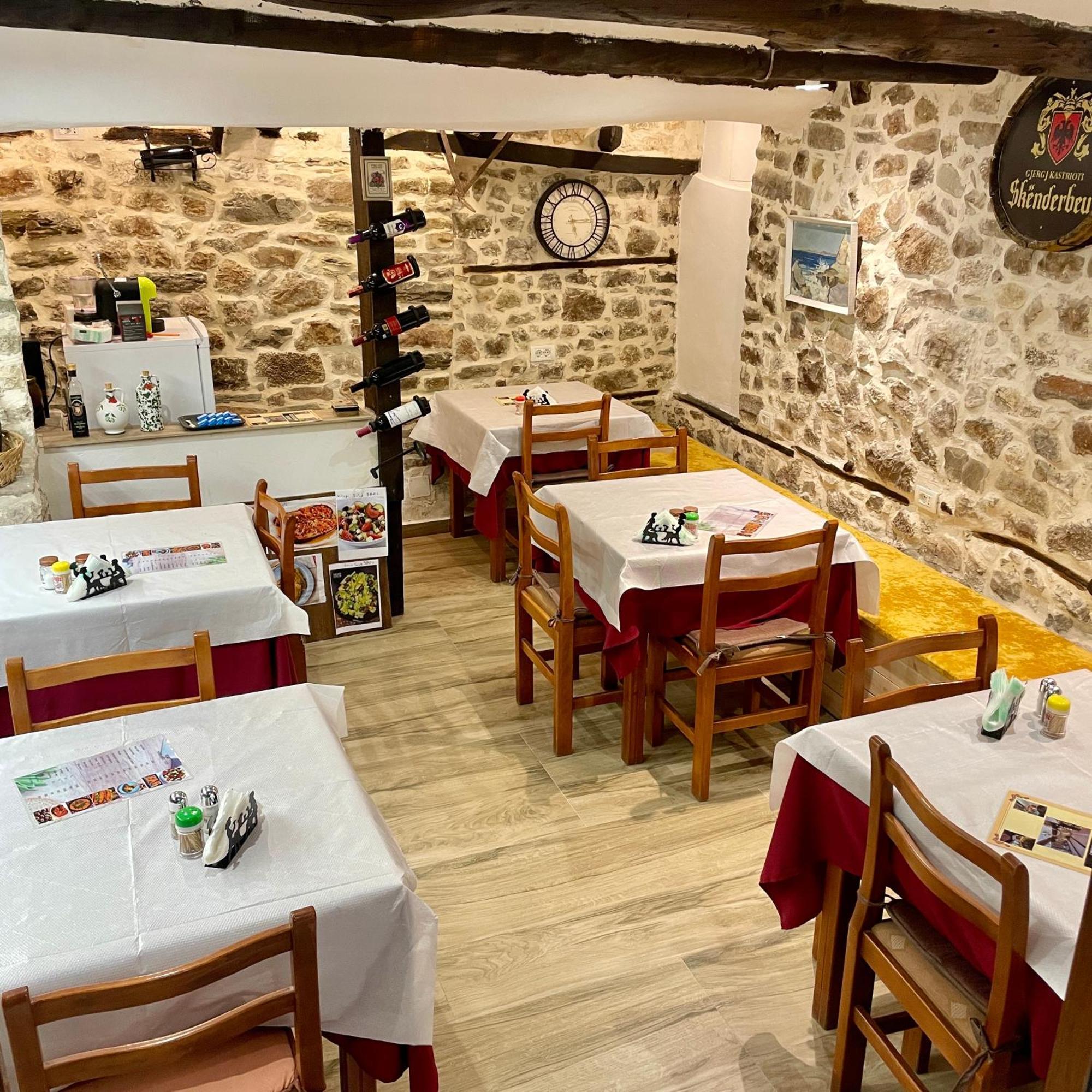 Restaurant & Guest House Semani 培拉特 外观 照片