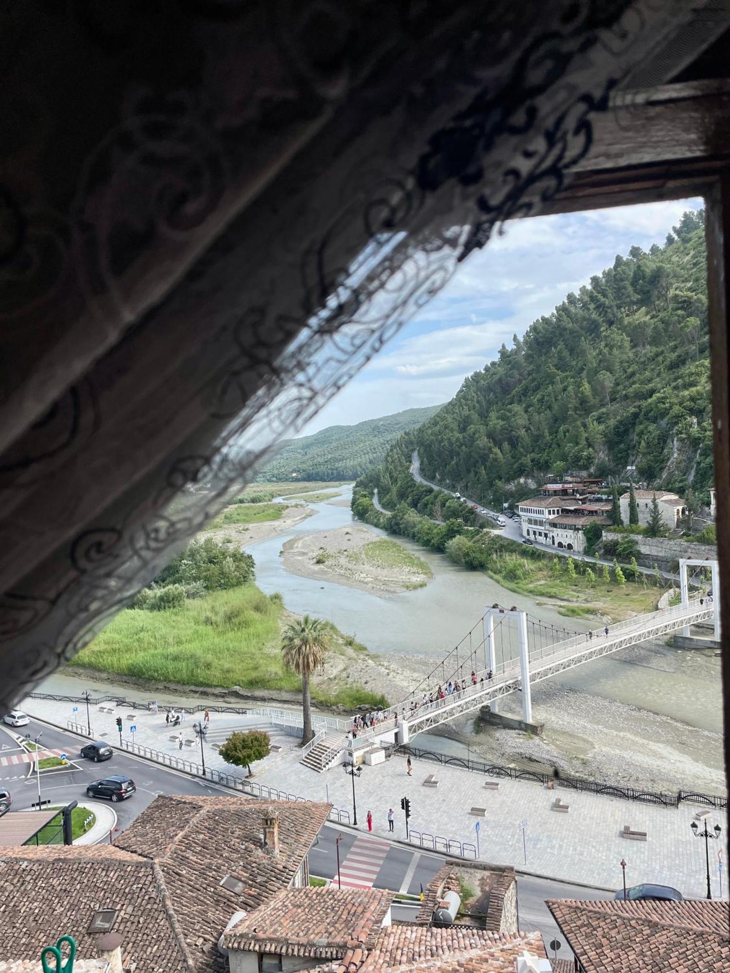 Restaurant & Guest House Semani 培拉特 外观 照片