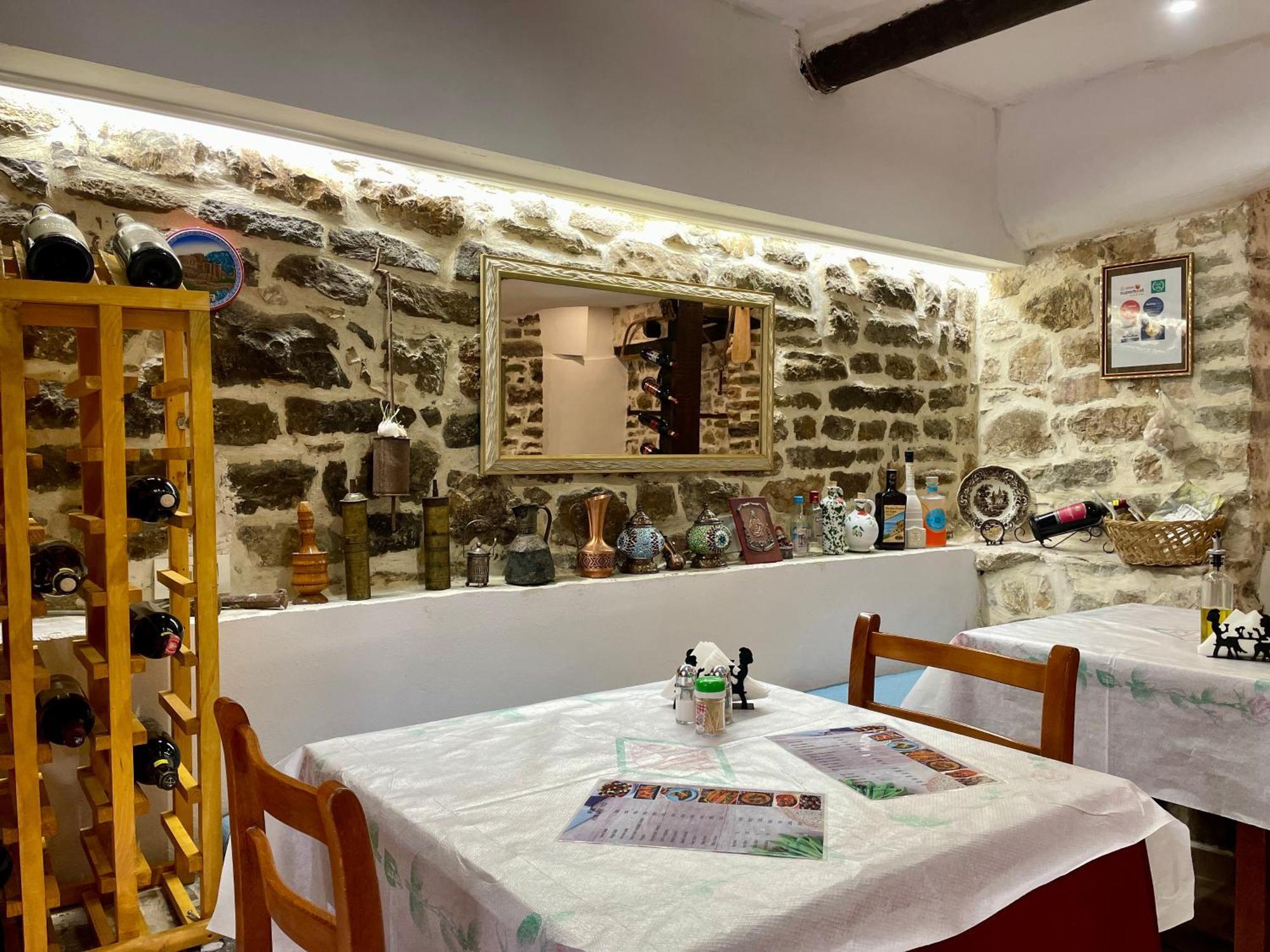 Restaurant & Guest House Semani 培拉特 外观 照片