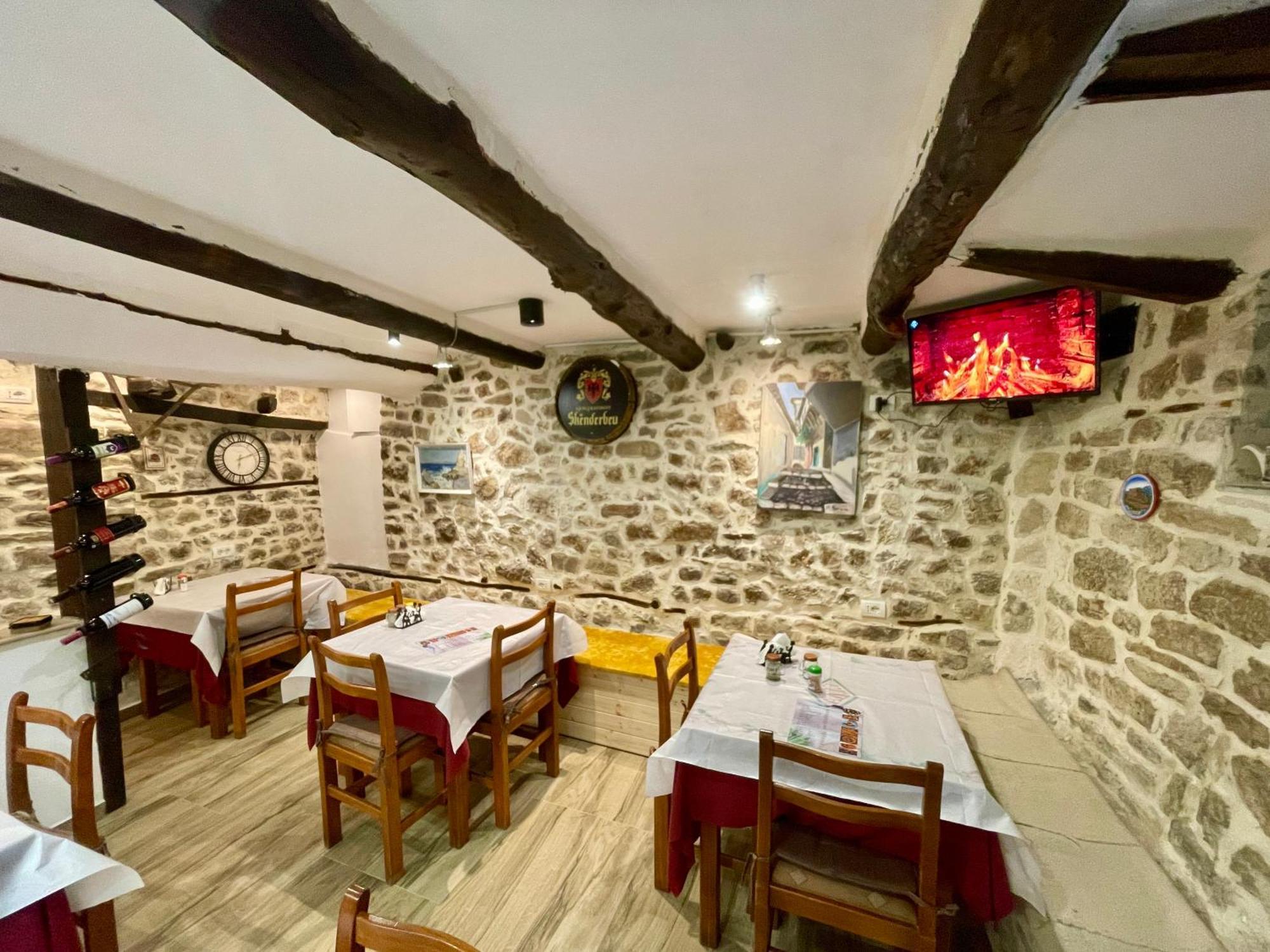 Restaurant & Guest House Semani 培拉特 外观 照片