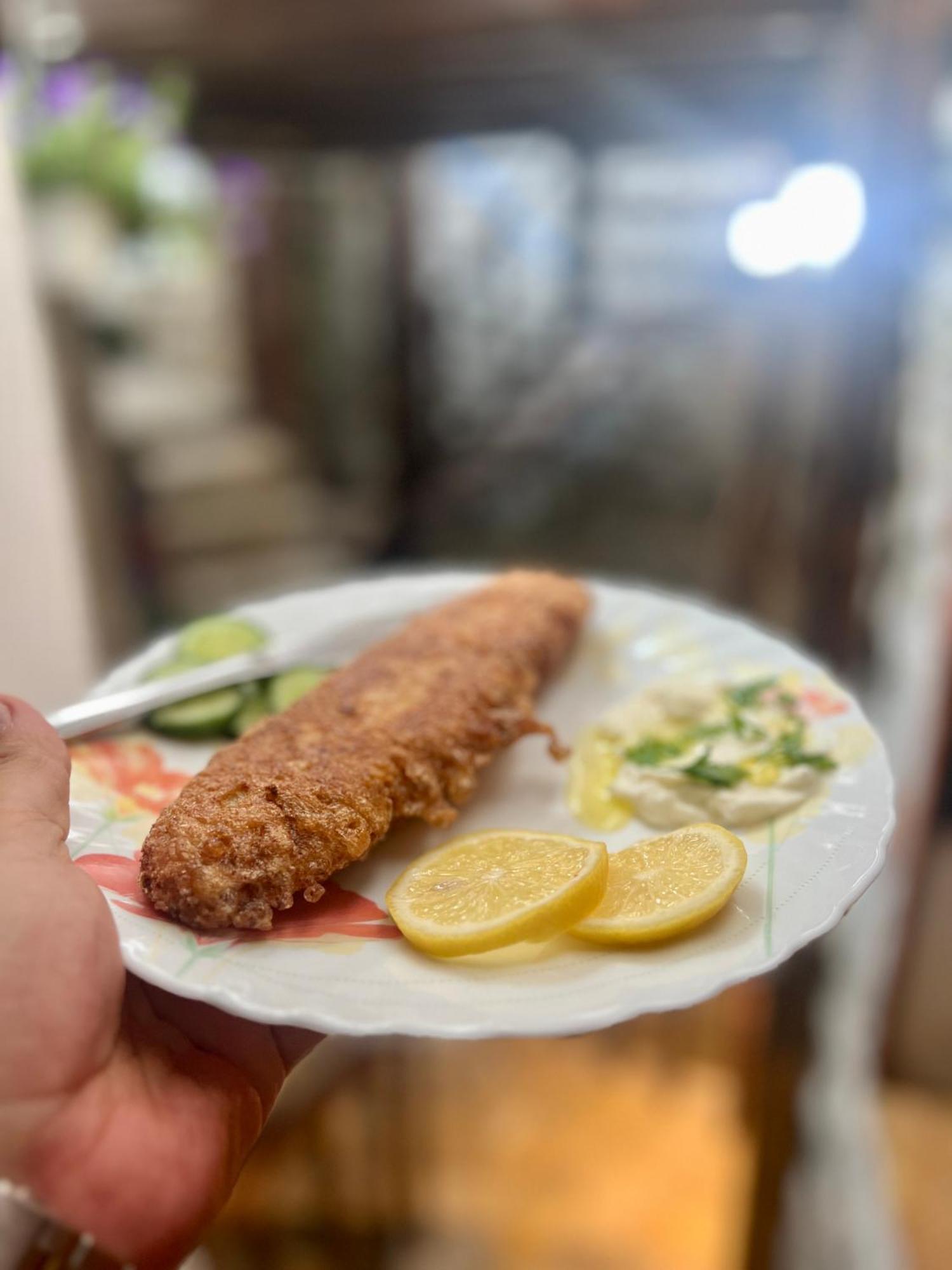 Restaurant & Guest House Semani 培拉特 外观 照片