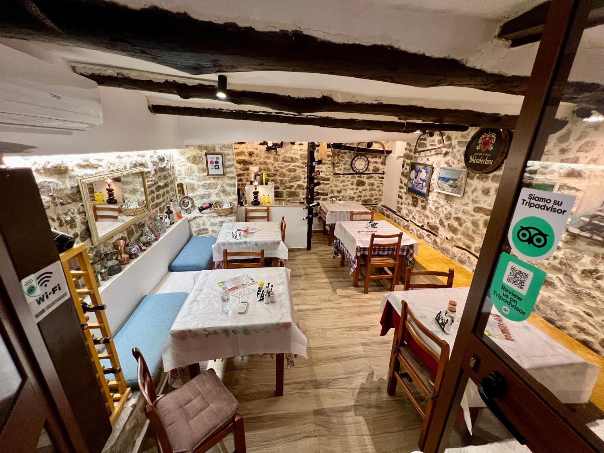 Restaurant & Guest House Semani 培拉特 外观 照片